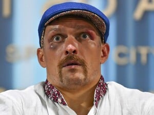 Усик привез кое-что из Украины боксеру, которого когда-то отправил в нокаут. Видео