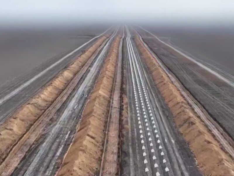 Тисячі кілометрів протитанкових ровів і рубежі "Єгоза". Шмигаль показав масштаби лінії оборони ЗСУ