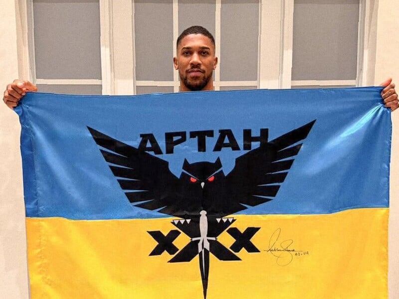 Боксер Джошуа, якого тренувала команда Усика, переміг Пола й підняв прапор України з логотипом спецпідрозділу ГУР