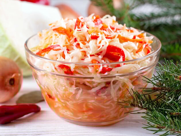 Додайте це до квашеної капусти – й отримаєте найкращий салат до гарніру. Рецепт за кілька кроків