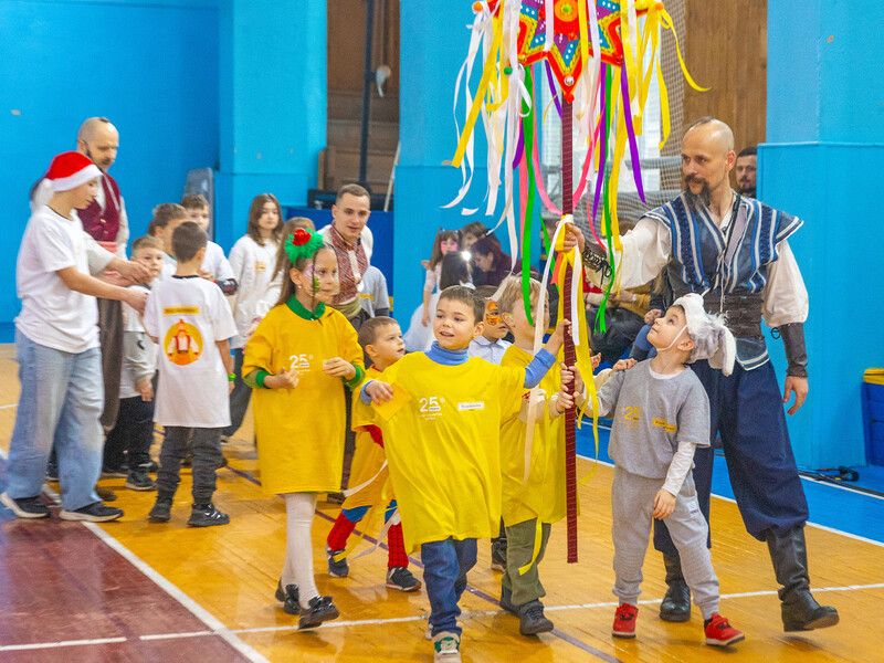 Фонд Ріната Ахметова провів у Києві "Веселі старти. Новорічні пригоди Котигорошка" 