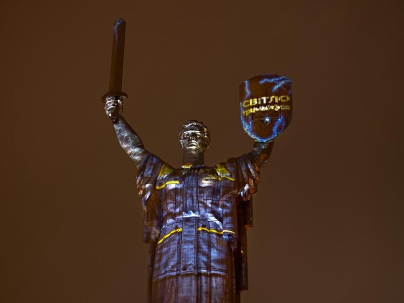 У Києві символічно підсвітили "Батьківщину-мати"