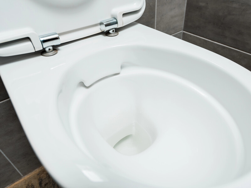 Смочите в этом бумажное полотенце – и от известкового налета на стенках унитаза не останется ничего