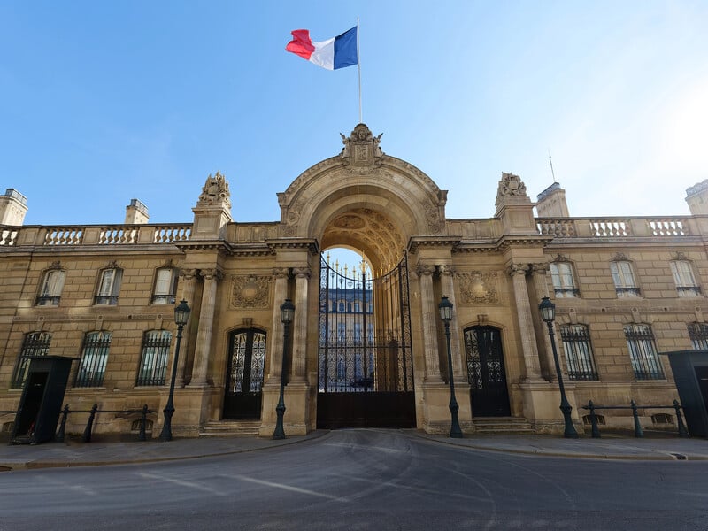 Із Єлисейського палацу викрали срібні й порцелянові предмети на десятки тисяч євро