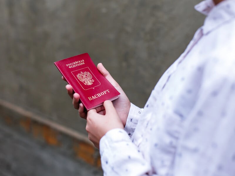 ЗМІ виявили російські паспорти у дружини генерала СБУ, спецслужба пояснила