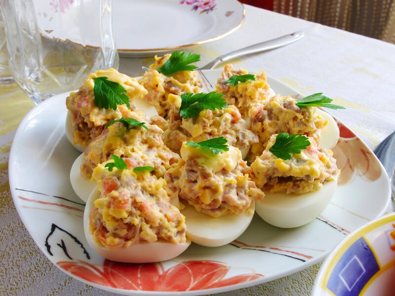 Нафаршируйте яйця цією смачною начинкою – і це буде найкраща закуска на свята. Швидкий рецепт