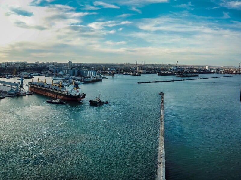 Росіяни вдарили по українському порту, є влучання по судну