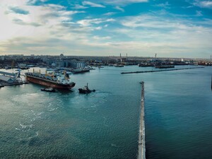 Росіяни вдарили по порту в Одесі, пошкоджено судно