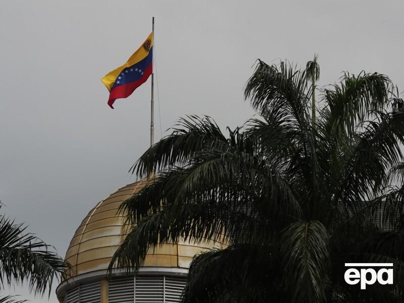 СМИ сообщили, что Россия эвакуирует семьи дипломатов из Венесуэлы. МИД РФ называет это "западными провокациями"