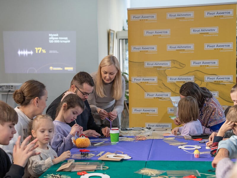 У музеї "Голоси Мирних" Фонду Ріната Ахметова відбувся новорічний майстер-клас із соломоплетіння