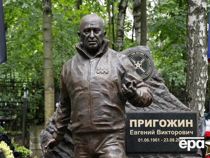 Россиянина, наклеившего на могилу Пригожина плакат с надписью "Петух", отправили на войну против Украины
