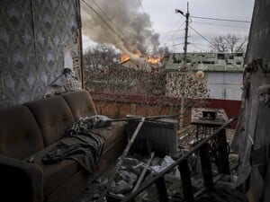 Пожежі, коти й люди, які живуть у руїнах. У 24-й бригаді показали, який вигляд зараз має Костянтинівка. Фото