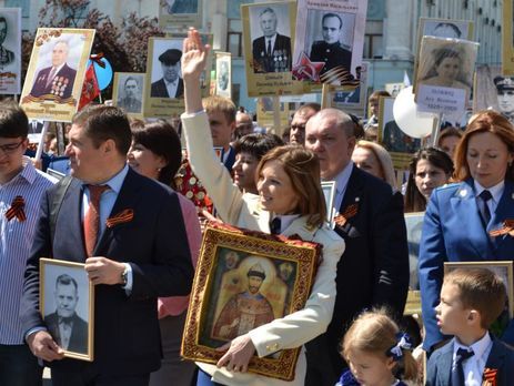 Поклонская приходила с иконой Николая II 9 мая на акцию "Бессмертный полк", предполагающую шествие с портретами воевавших родственников