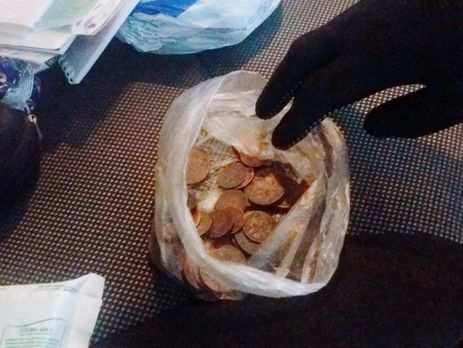 В Сумской области пограничники изъяли коллекцию редких монет, которую украинец вез в РФ