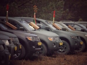 Благодійний фонд Яценюка напередодні Різдва передав українським військовим пікапи зі Starlink. Фото