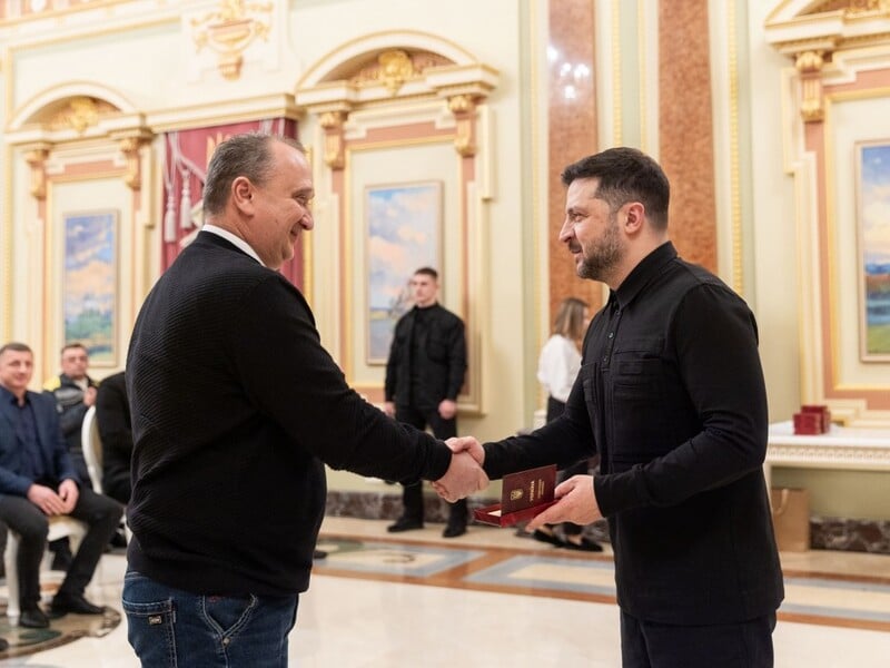 Зеленский наградил 10 энергетиков ДТЭК за возвращение света после обстрелов