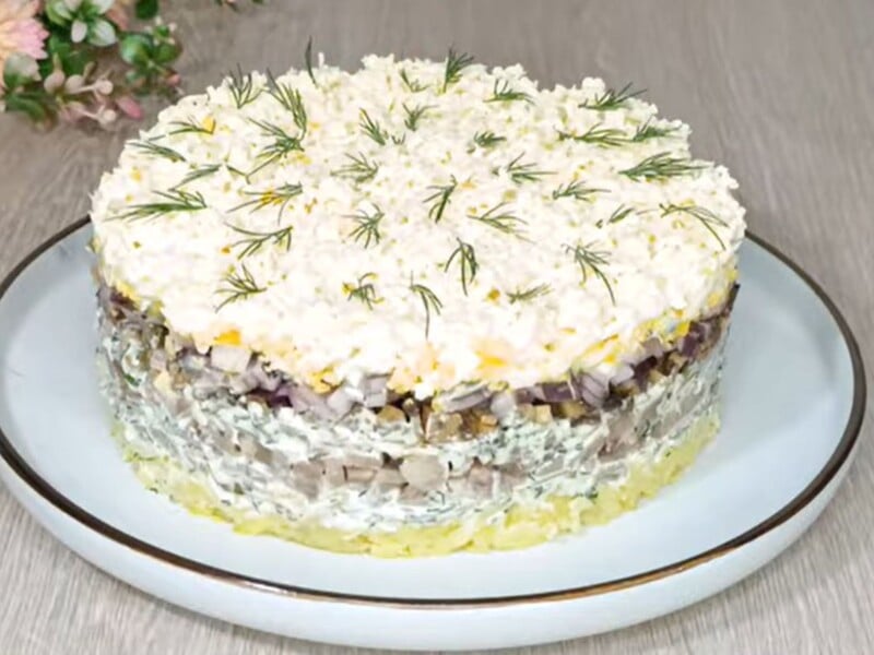 Приготуйте на свята цей неймовірний салат. Секрет ніжного смаку – у соусі із солоних огірків