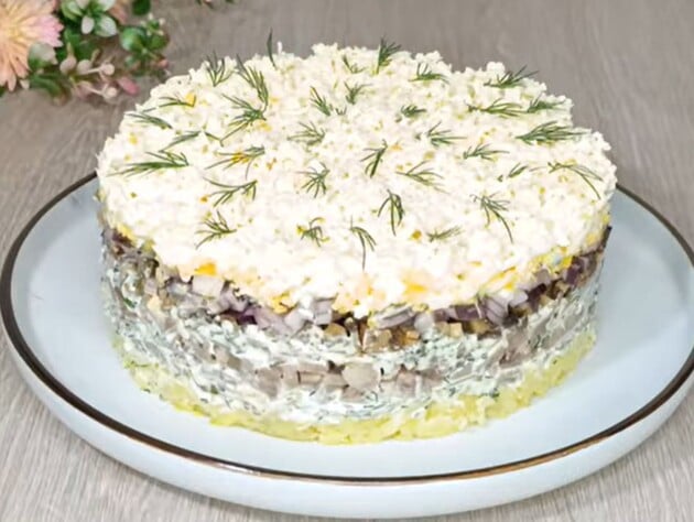 Приготуйте на свята цей неймовірний салат. Секрет ніжного смаку – у соусі із солоних огірків