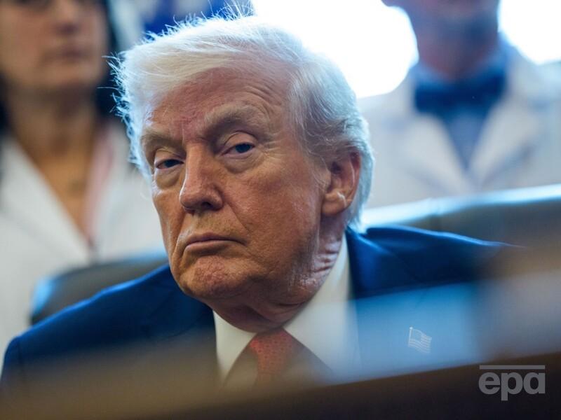 У нових "файлах Епштейна" є згадка, як Трамп "любив хапати дівчат". ФБР каже, це фейк