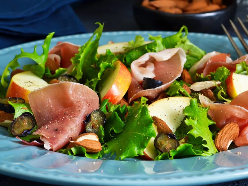 Этот салат – фаворит на праздничном столе. Готовится легко и быстро, а выглядит изумительно