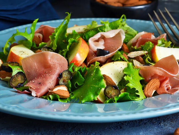 Этот салат с грушей – фаворит на праздничном столе. Готовится легко и быстро, а выглядит изумительно