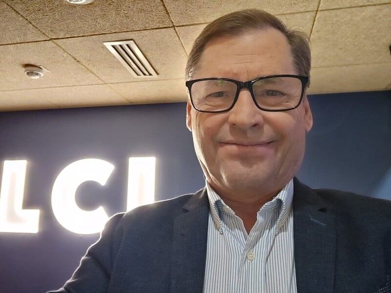 Путина ловят в публичную ловушку, Трамп – дите семилетнее, в Кремле штампуют двойников. Интервью Бацман с Жирновым. Видео