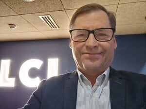 Путина ловят в публичную ловушку, Трамп – дите семилетнее, в Кремле штампуют двойников. Интервью Бацман с Жирновым. Видео