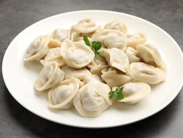 Із цього тіста пельмені добре переносять заморожування й не розварюються. Простий і перевірений рецепт