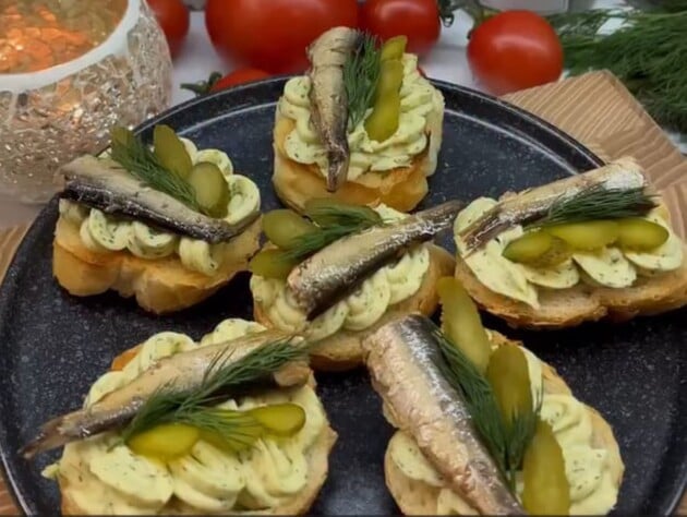 Бутерброды со шпротами по-новому. Секрет изумительного вкуса – в намазке из соленых огурцов