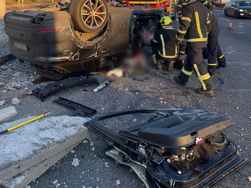 У Києві Porsche Cayenne перекинувся після зіткнення з бетонною огорожею. Загинув 25-річний водій