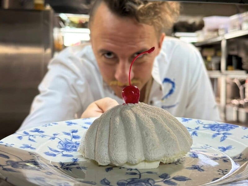 Первое Рождество вместе. Клопотенко покормил свою возлюбленную кутей с ложки. Фото