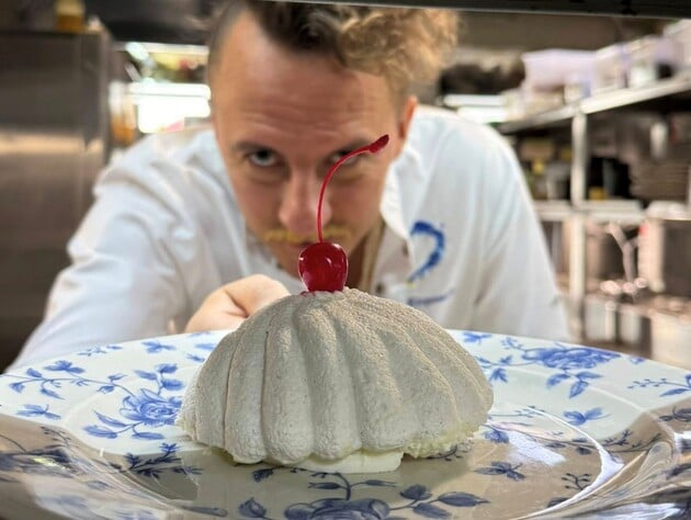 Первое Рождество вместе. Клопотенко покормил свою возлюбленную кутей с ложки. Фото