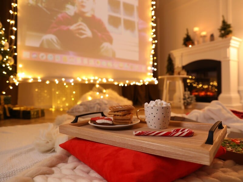 Что посмотреть на Рождество и Новый год. Праздничная подборка атмосферных фильмов для семейного досуга 