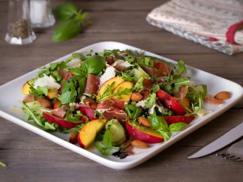 Дуже цікавий салат, від якого зносить дах. Секрет дивовижного смаку – у мандариновому соусі