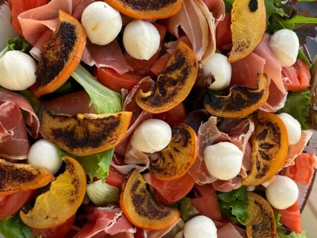 Очень интересный салат, от которого сносит крышу. Секрет изумительного вкуса – в мандариновом соусе