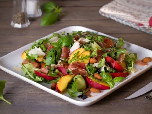 Очень интересный салат, от которого сносит крышу. Секрет изумительного вкуса – в мандариновом соусе