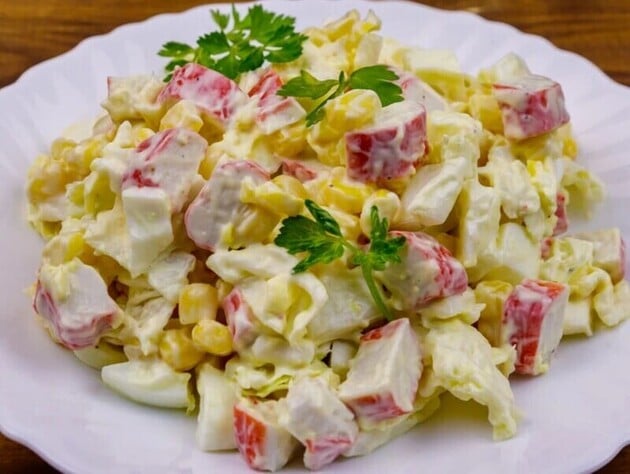 Цей секретний інгредієнт повністю змінить звичний смак салату з крабовими паличками. Цікавий рецепт