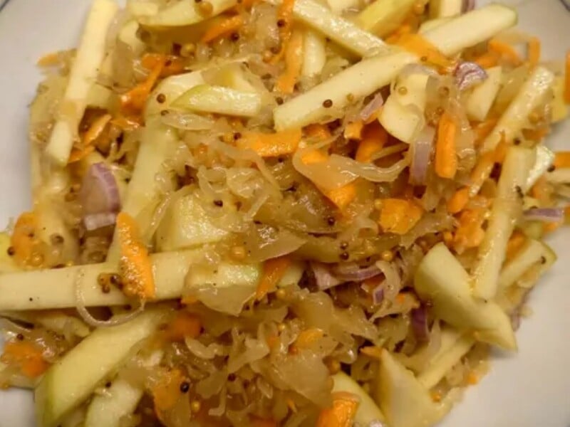 Додайте до квашеної капусти це – і отримаєте неймовірний салат до вечері. Швидкий варіант