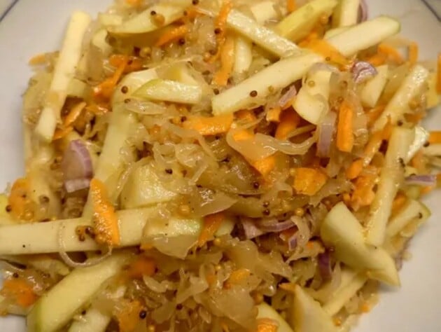 Додайте до квашеної капусти це – і отримаєте неймовірний салат до вечері. Швидкий варіант