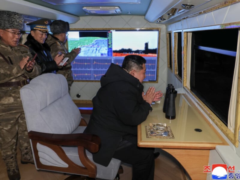 У КНДР випробували новітні далекобійні ракети. Запуском керував Кім Чен Ин