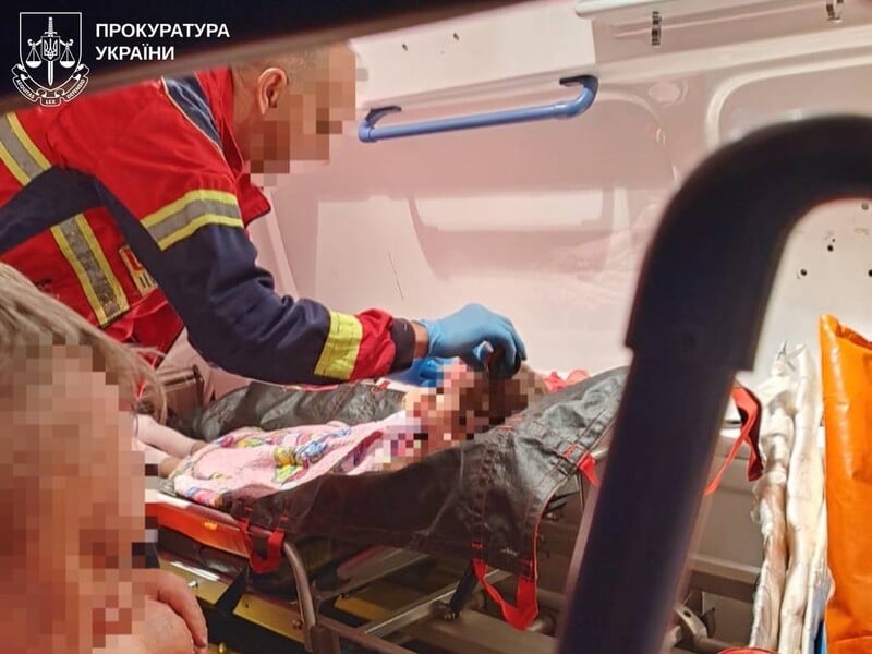 Повернула дітей під обстріли в Куп'янськ. Жінці оголосили підозру після поранення доньки