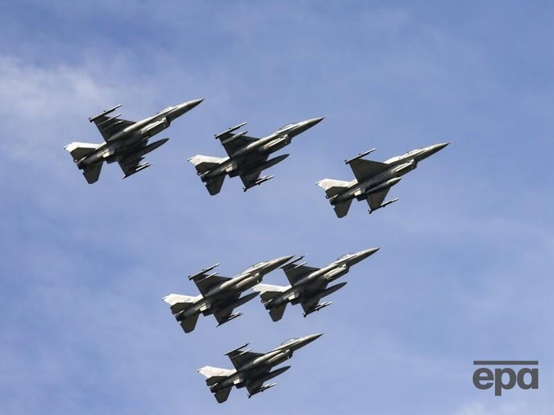 Польща перехопила літак РФ і частково закрила повітряний простір через повітряні кулі з Білорусі