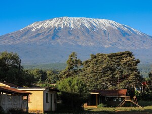 На высочайшей горе Африки произошла авиакатастрофа, ее жертвами стали граждане трех стран