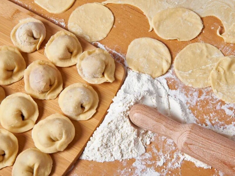 Додайте у воду лід – і тісто на пельмені вийде неймовірно пружним. Рецепт від Ярославського