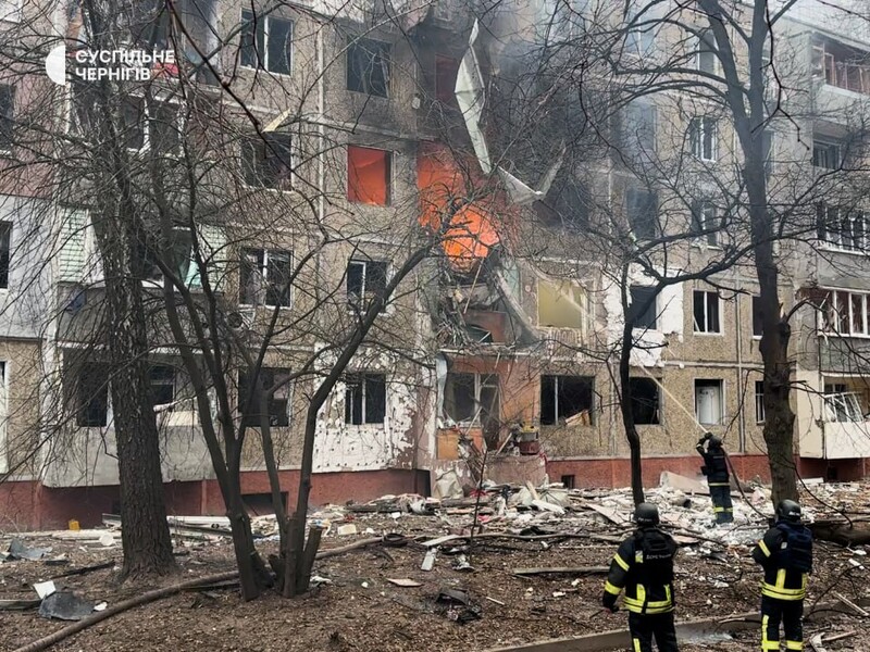 Армія РФ влучила в п'ятиповерхівку в Чернігові. Є жертва й поранені