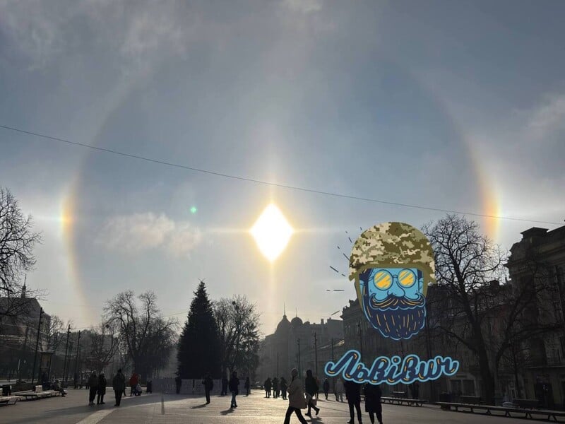 На Різдво в небі над Львовом з'явилося рідкісне природне явище. Відео