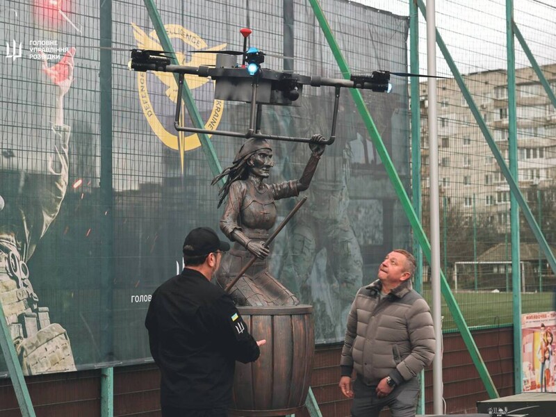 Символ "жаху для окупантів". У Київській області відкрили пам'ятник легендарному дрону "Баба Яга"