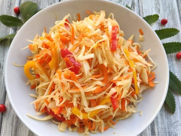 Добавьте это в воду – и через 12 часов салат из капусты и перца можно 