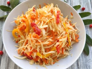 Додайте це у воду – і за 12 годин салат із капусти й перцю можна 