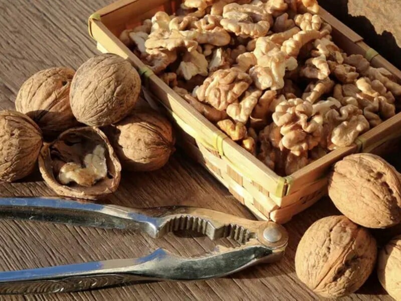 Це забере лише 10 хвилин, але захистить урожай від цвілі. Секретний прийом для зберігання горіхів